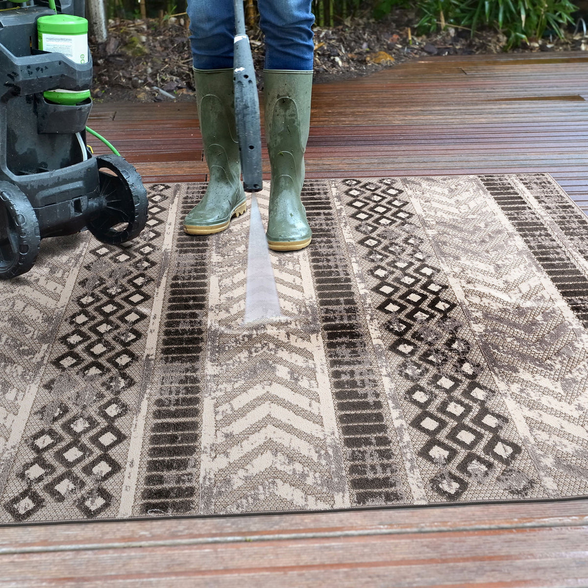 Distressed Geometric Indoor/Outdoor Gray 7' 10" x 10' Area Rug
